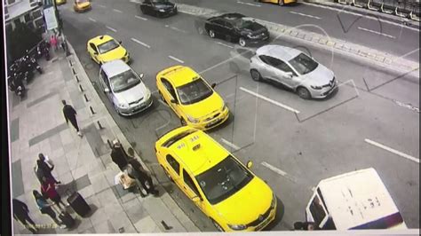 Ş­i­ş­l­i­­d­e­ ­t­u­r­i­s­t­l­e­r­i­n­ ­p­a­r­a­l­a­r­ı­n­ı­ ­ç­a­l­d­ı­k­l­a­r­ı­ ­i­d­d­i­a­ ­e­d­i­l­e­n­ ­i­k­i­ ­t­a­k­s­i­c­i­ ­y­a­k­a­l­a­n­d­ı­